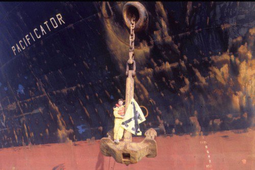 1997 Fevereiro - A Greenpeace e a Quercus impedem temporariamente o descarregamento de 15 mil toneladas de milho transgénico vindo dos EUA: cercam o navio Pacificator no cais de Lisboa e pintam no casco do barco «No X Corn». © Luís Galrão/QUERCUS